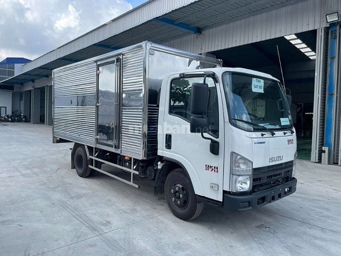 ISUZU QKR 270 thùng kín tải 2,4-2,7 tấn