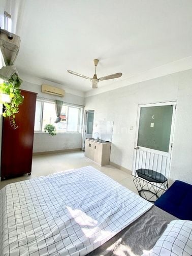 Phòng thoáng mát, sẵn bếp, nội thất. Gần vòng xoay Lý Thái Tổ