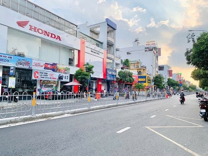 Bán nhà 18.5 tỷ, 9m x 16m, cấp 4, mặt tiền Nguyễn Sơn, P. Phú Thọ Hoà