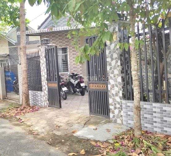 Bán nhà cấp 4 ở Chợ Hóc Môn, dt 100m2, Sổ hồng sẵn.