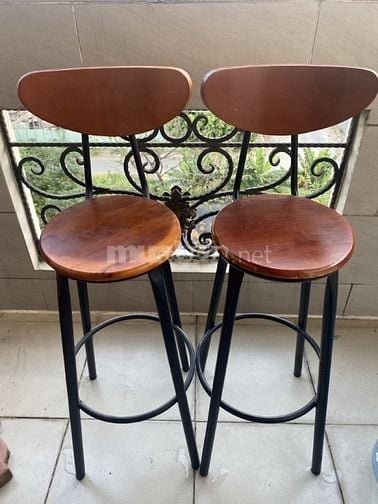 Cần thanh lý hai ghế gỗ quầy bar