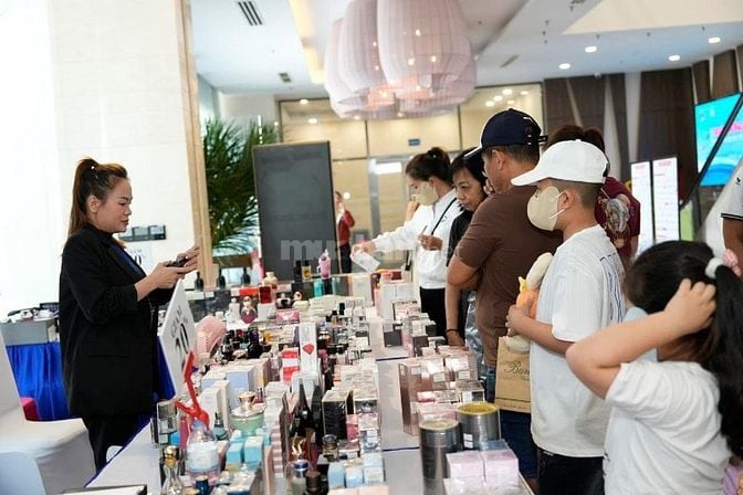 SALE KHỦNG NÊN Cần Tuyển Nhân Viên Hỗ Trợ Gian Hàng Mùa Hè - LƯƠNG TỐT