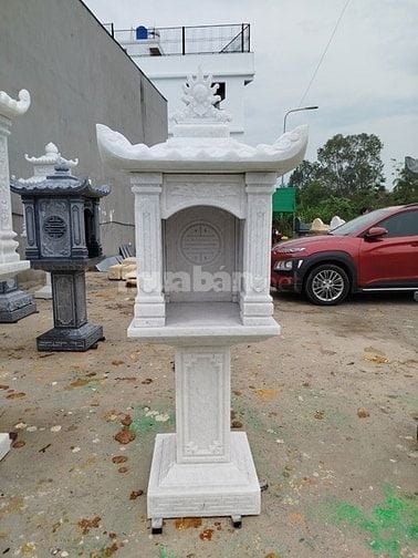bàn thờ thần linh bằng đá ngoài trời