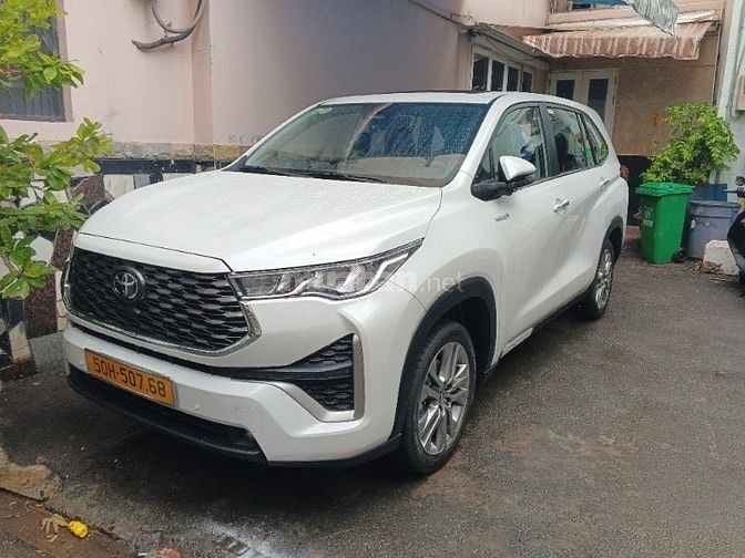 Cho thuê xe innova cross hybrid 2024 màu trắng xăng lẫn Tài xế