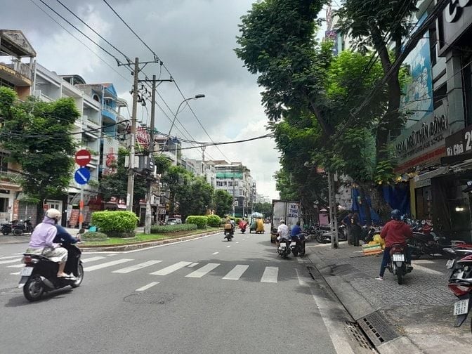 Cho thuê nhà 3 lầu, Mặt tiền Bàu Cát đôi 30m, P.14, Tân Bình 