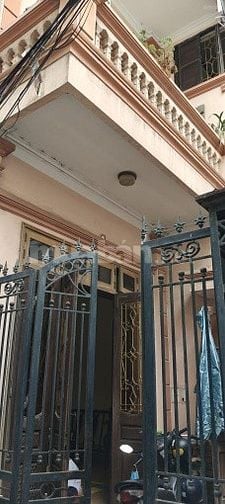 Cho thuê dài hạn nhà ở 3 tầng cũ 6 phòng: khách, bếp, 3phòng ngủ, 3 vs