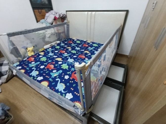 Bán giường gỗ tốt 1,8m x 2m, có đệm đầu giường