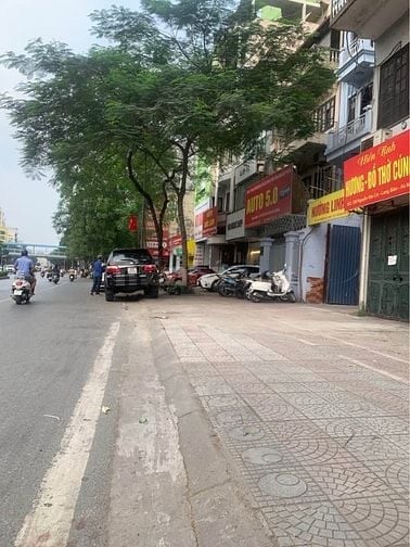 Nhà mặt phố trung tâm Nguyễn Văn Cừ