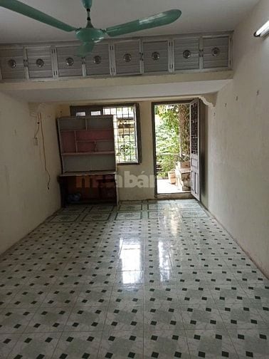 Cho thuê căn hộ tầng 3 phố Lò Đúc, Giá 6 triệu.
