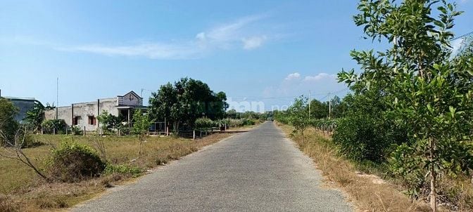 Bán đất Lagi Bình Thuận 1000m2 mặt tiền Hồ Tùng Mậu cách Dinh 200m.