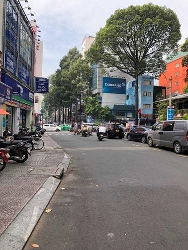 Bán nhà số 82 Trần Bình Trọng, P1. Q5, hai mặt tiền trước sau