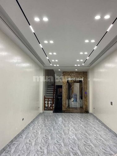 PHỐ NGUYỄN VĂN CỪ DT 44m²  MT: 3.5m, 6 Tầng , 9.6 Tỷ THANG MÁY .