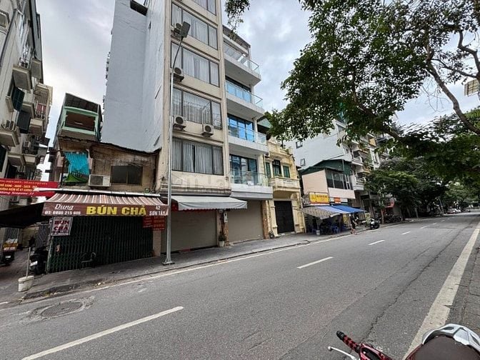 Bán gấp nhà Mặt phố Sơn Tây giá 14 tỷ, dt 30m2, Hè rộng