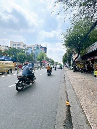BÁN NHÀ MẶT TIỀN ĐƯỜNG . NGANG 5m x14M. NỞ HẬU . 