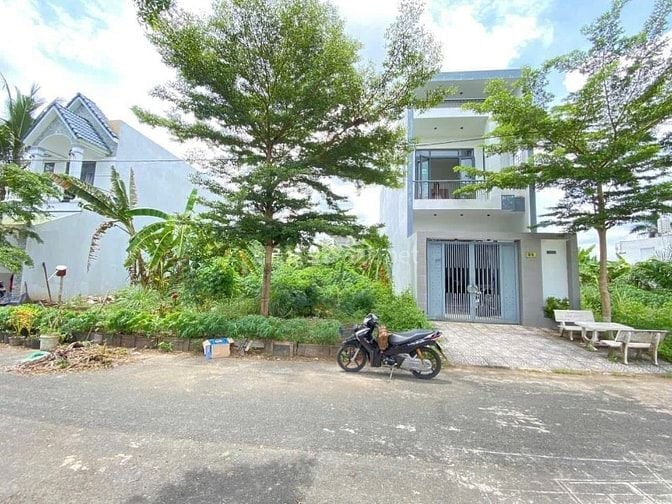 Bán Nhà diện tích lớn mặt tiền đường khu dân cư
