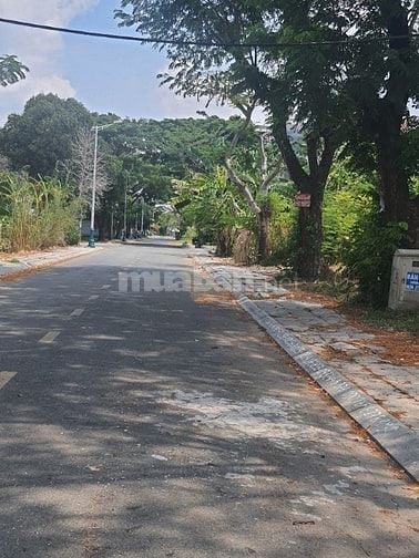 Bán đât DA phú nhuấn 1 đường 1 nguyên đia lô dt 7,5x18,5m gốc (sổ hồng