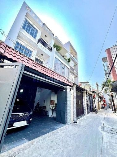 Bán nhà - chiều ngang hơn 5m -  hẻm xe hơi - đường Trường Chinh Q12
