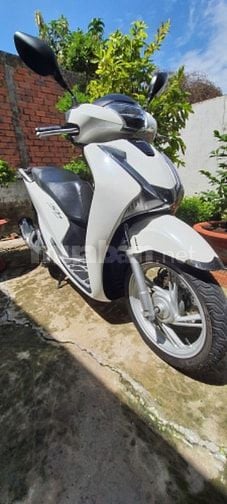 Bán xe: SHi150 màu trắng, xe sd kỹ còn mới 98%.