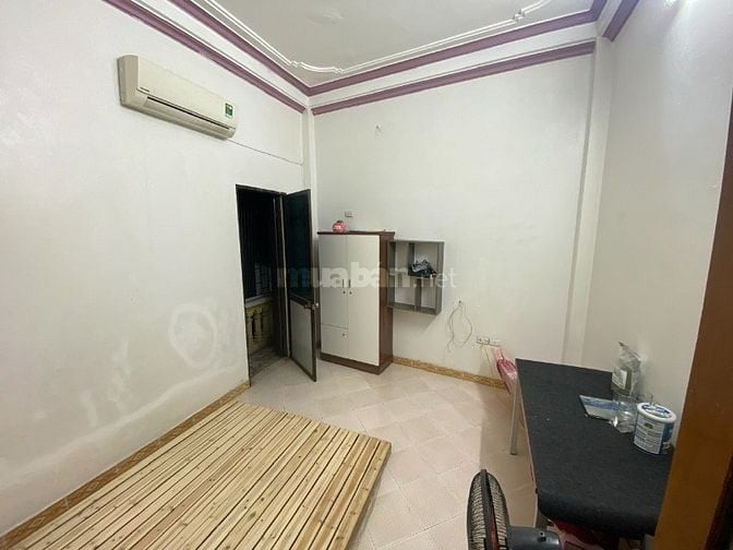 Phòng có ban công, Cầu Giấy, đủ đồ, 2,4tr
