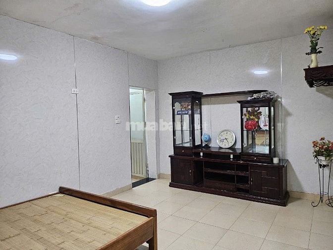 Cho thuê nhà tập thể phố Hào Nam, Đồng Đa 