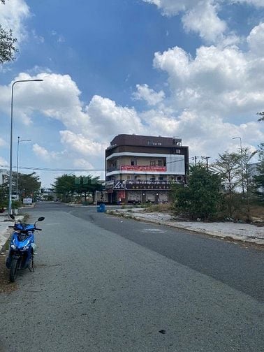 em cần bán lô đất 105m2, đường lớn 16m, sổ hồng riêng