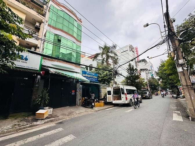 Bán nhà mặt tiền đường Thành Thái, P14, Quận 10. DT: 4.1x33m, DTCN:82