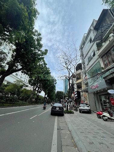 Bán nhà mặt tiền hơn 11m tại khu Giảng Võ, quận Ba Đình, Hà Nội