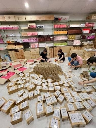 Tuyển nhân viên dọn dẹp vệ sinh và sắp xếp hàng hoá lên quầy kệ