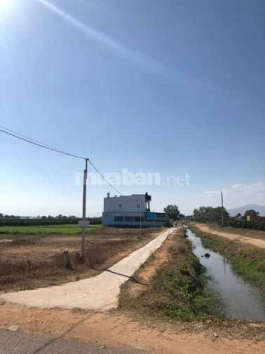 Đất thổ cư gần UB Hàm Liêm, ngang 8m, mặt tiền kênh mát mẻ, đường ô tô