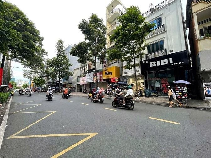 Nguyễn Trãi - Q5 - ngang 7.5m - dài 17.5 - khu kinh doanh quần áo