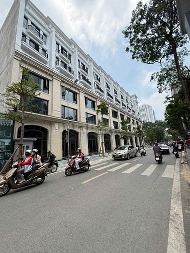 Bán Nhà Mặt Phố Kim Mã. DT 58 m2, xây 5 tầng , MT 4,5  ( Giá 23.2 Tỷ )