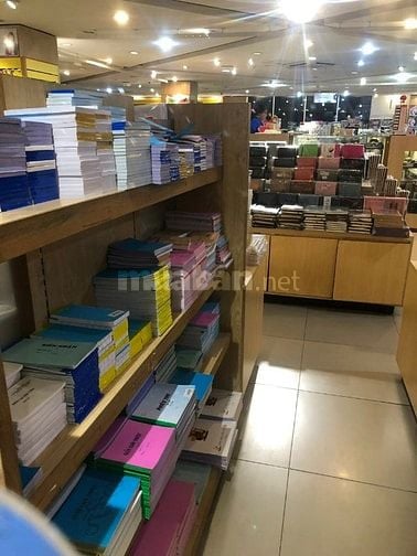 Tuyển nhân viên phụ kho dán tem và dọn dẹp vệ sinh 