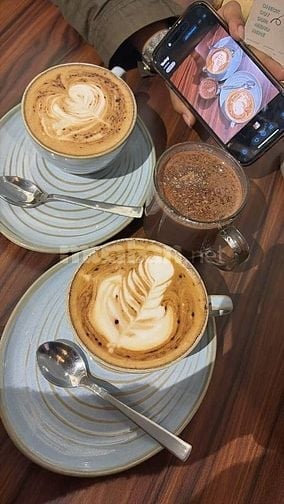 Thêm 4 bạn phụ việc bán cà phê đồ uống
