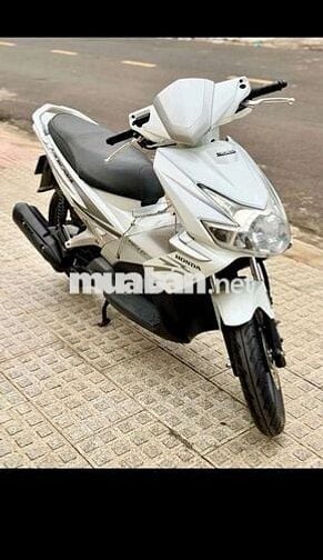 Air Blade Fi đời đầu. Đang cầm đồ.