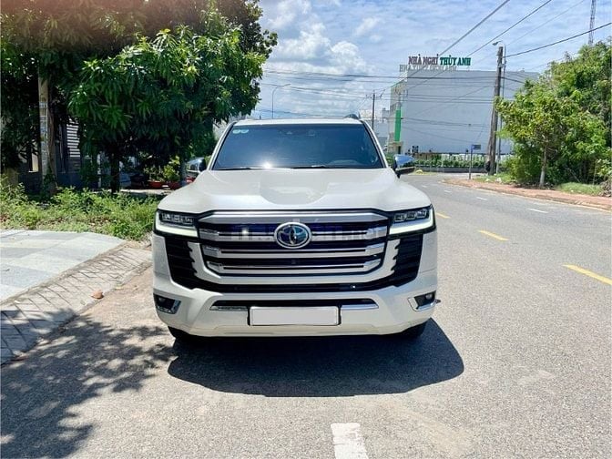 Bán Toyota Land Cruiser LC300 sản xuất 2024, mới 99,99%.