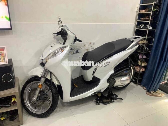 xe nhà cần bán Sh300i ĐK2019 bản báo nhiệt
