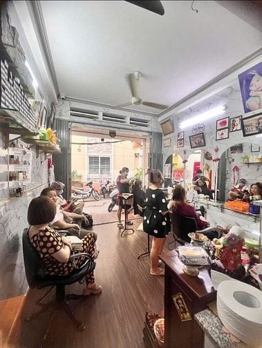 Tuyển 1 thợ phụ gội đầu làm móng phụ tóc nữ tiệm Q.10