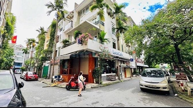 Cho thuê nhà khu đô thị Yên Hoà, Cầu Giấy, 90m2, lô góc 