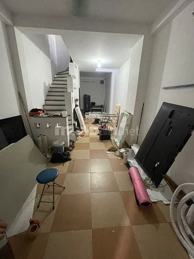 Cho thuê gấp căn nhà 3 tầng 1 tum, 38m2, tại ngõ Quỳnh, làng Quỳnh Lôi