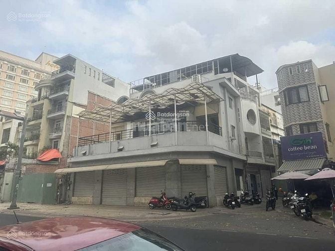 Cho thuê căn góc 2 mặt tiền Trần Phú, Quận 5 ngang 15mx10m