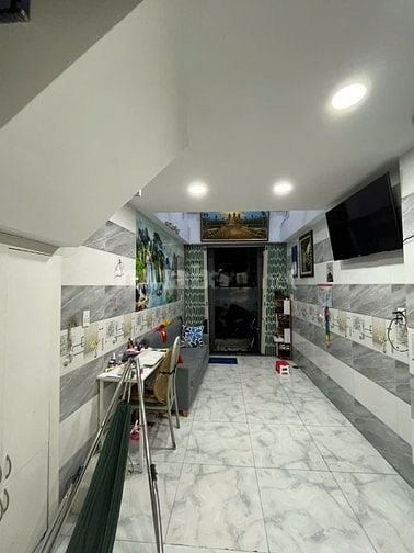 Nhỉnh 4 tỷ - 4 tầng lầu đúc - Giáp Q1