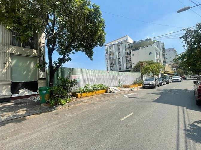 Bánđất MT đườngsố 77 Tân Quy,Q7, mặt sau là sông. DT:34x60m,CN:2.000m2