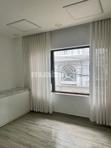 Nhà đẹp mới có thang máy tiện kinh doanh