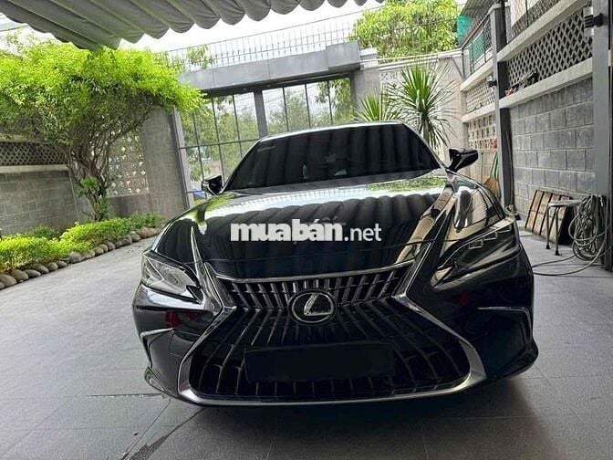 Lexus ES250 lướt đi ít km