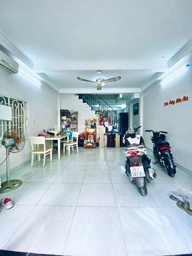 Nhà 3 tầng. Dtich 4,3x11 nở hậu 4,9m. HXH sát mặt tiền.Gần Lê Văn Sỹ