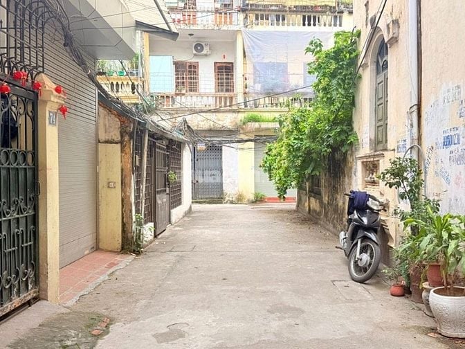 BÁN GẤP nhà mặt ngõ Hoàng Quốc Việt ô tô đỗ cửa, ngõ thông, phân lô 