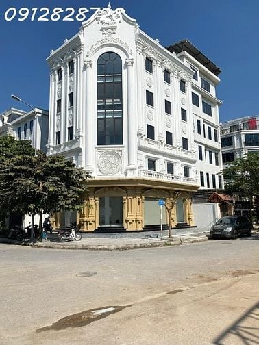 Cho thuê biệt thự ngõ 214 Nguyễn Xiển ,120m x 5 tầng 1 tum thông sàn