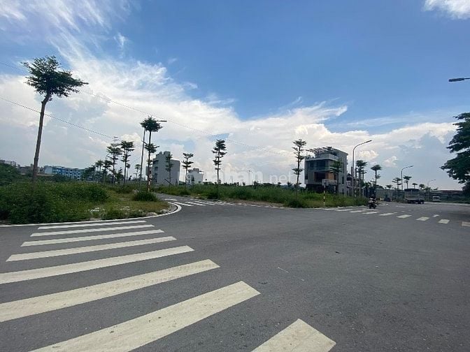 đất đấu giá Huỳnh Cung. Phân lô vỉa hè rộn. Gần trường học, uỷ ban