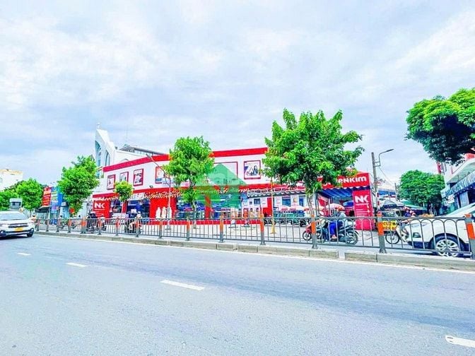 Hợp đồng 10năm. 2400m2 KHO mặt tiền. Đầy đủ công năng. KD tự do