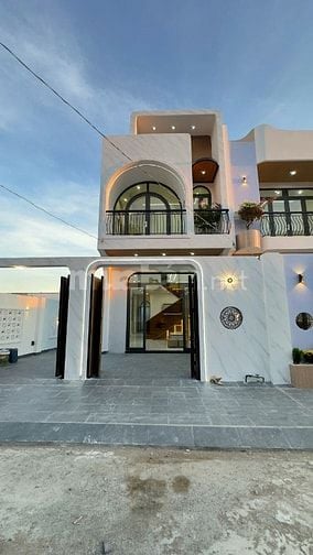 Nhà mặt tiền sát chợ Bình Chánh, 600tr ở ngay, 8x18 tiện buôn bán...